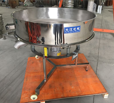 高頻篩不同于普通振動(dòng)篩的在于該產(chǎn)品使用的是，高頻振動(dòng)電機(jī)：振動(dòng)頻次快，振動(dòng)的幅度較小，所以對于漿液的過濾篩分有一定的優(yōu)勢。