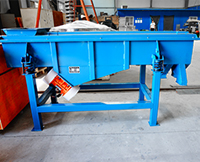 多層直線振動(dòng)篩篩層可達(dá)6層，物料可同時(shí)篩分出7種不同等級(jí)的物料。