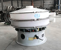 塑料振動(dòng)篩從篩網(wǎng)到篩框采用的全是pp塑料材質(zhì)，該材質(zhì)無色，無味，無化學(xué)反應(yīng)，使用壽命長。