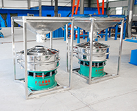 料倉振動(dòng)篩是為了方便物料的投放，防止物料在投放的過程中出現(xiàn)散落的現(xiàn)象，多用于一些比重輕且流動(dòng)性好的物料。