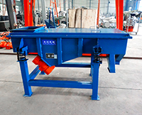 1035直線振動(dòng)篩屬于較大型的篩分設(shè)備，所以該設(shè)備的產(chǎn)量也相對比較高一些。