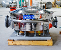 直排篩可分為單雙振動(dòng)源兩種，但其電機(jī)是懸掛在振動(dòng)篩框的外側(cè)，振動(dòng)理相對比較大。