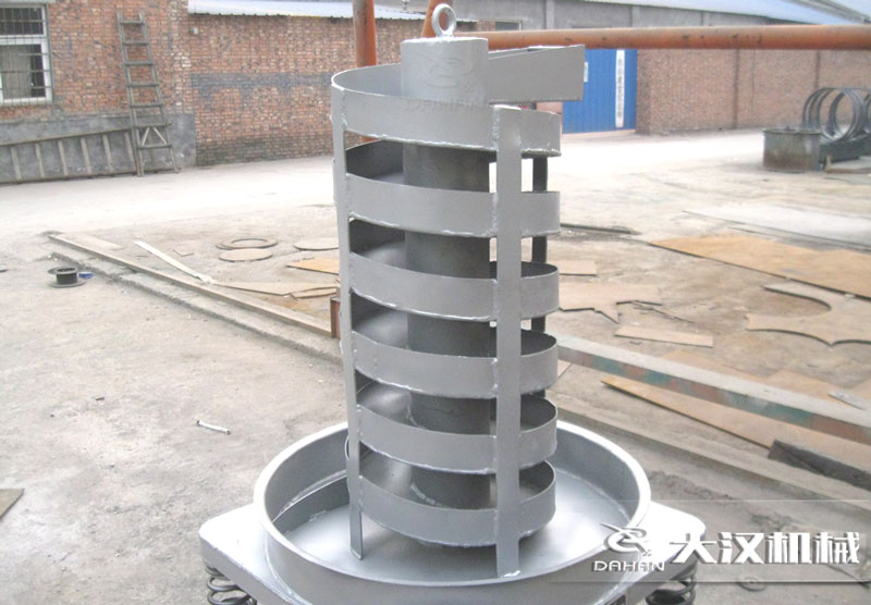 DZC垂直振動提升機(jī)：由于該產(chǎn)品屬于一種向上式的輸送和擺放方式所以，對于空間大小的要求較小。