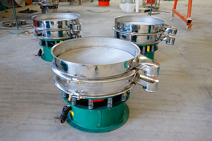 玉米淀粉振動篩分機的特點：產(chǎn)品的振動頻率高，振幅大，可篩分物料比較廣泛，采用304不銹鋼材質(zhì)，對于物料篩分有一定的優(yōu)勢。