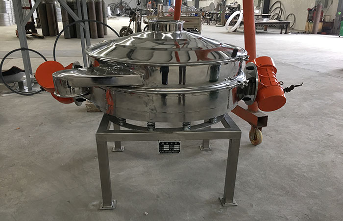 主要采用的是雙振動電機振動，其振動力比普通振動篩要高，同時采用直泄式的排料方式，很好的解決了堵料塞料的問題。