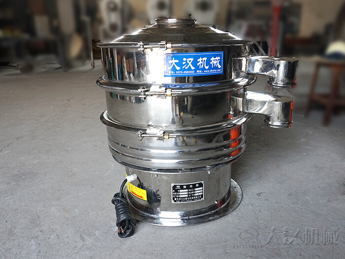 醫(yī)藥振動(dòng)篩主要采用的是304不銹鋼振動(dòng)篩，優(yōu)勢(shì)：設(shè)備干凈衛(wèi)生，不易生銹，使用壽命長(zhǎng)久，經(jīng)久耐用。